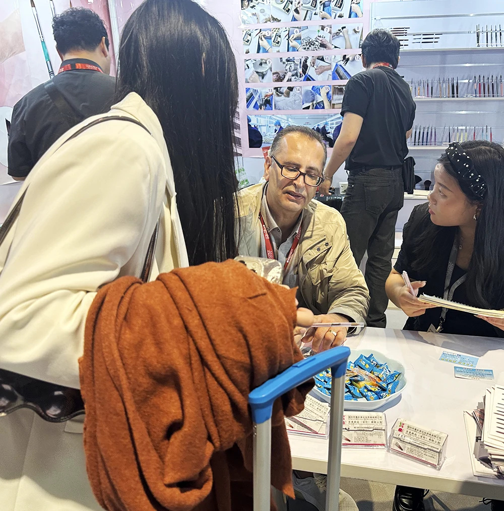 2024 တွင် Cosmoprofofof (2024) သည်လက်သည်းများနှင့်အခမဲ့ Freet အသစ်များနှင့်တွေ့ဆုံခဲ့သည်။